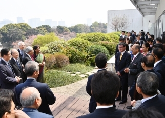 河野外務大臣の駐日インド大使館主催「花見ランチ」出席1