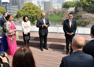 河野外務大臣の駐日インド大使館主催「花見ランチ」出席3