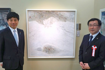 (写真1)中根外務副大臣と受賞者