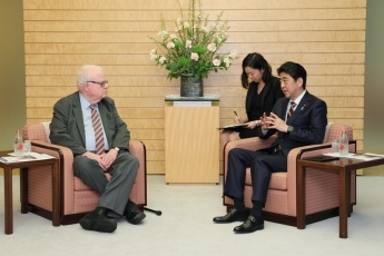 表敬を受ける安倍総理大臣