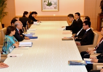写真2:河野外務大臣とグリア経済協力開発機構事務総長との会談