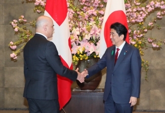 写真1:ベルセ大統領を迎える安倍総理大臣