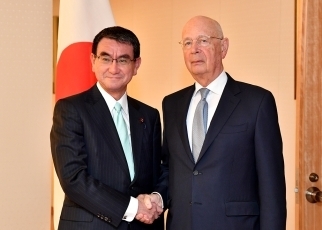 シュワブ世界経済フォーラム会長による河野外務大臣表敬2