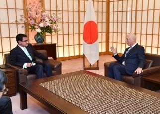 シュワブ世界経済フォーラム会長による河野外務大臣表敬3