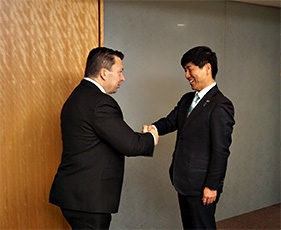 (写真1)中根一幸外務副大臣は,訪日中のスタシェク・チェコ外務次官の表敬を受けました
