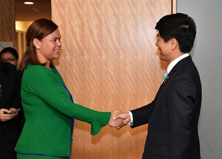 (写真)ドゥテルテ・フィリピン・ダバオ市長と中根外務副大臣の握手の様子