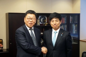 韓方明・チャハル学会会長による中根外務副大臣表敬1