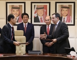 署名式に立ち会う両首脳<br>(写真提供:内閣広報室)
