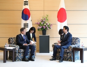 日韓首脳会談(写真提供:内閣広報室)