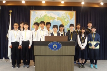 (写真1)苫小牧市立苫小牧東中学校の皆さん(記者会見室)