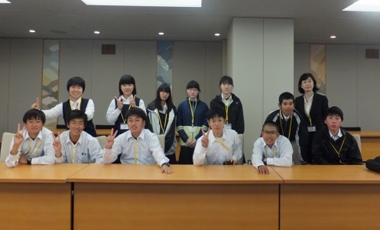 (写真2)苫小牧市立苫小牧東中学校の皆さん(国際会議室)