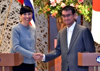 握手をする日・ノルウェー両外相