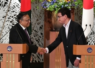 記者会見で握手する両外相