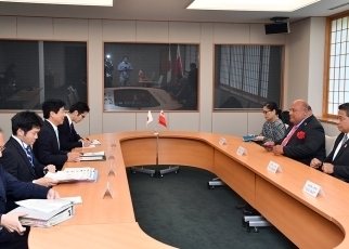 中根外務副大臣によるシカ・トンガ副首相兼社会基盤・観光大臣表敬