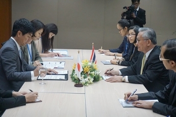 (写真3)ドーン・タイ外相との会談の様子