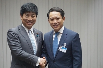 (写真8)中根外副大臣とサルムサイ・ラオス外相との会談