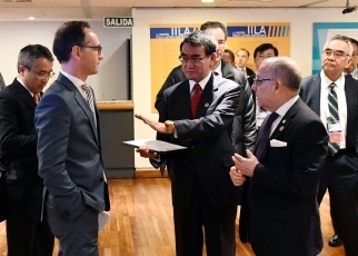 フォリー外相とマース外相と河野外相が会話をしている様子