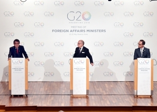 フォリー外相とマース外相と河野外相の共同記者会見を行っている様子