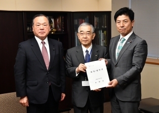 島根県知事及び島根県議会議長一行による中根外務副大臣表敬1