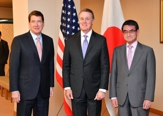 河野外務大臣とパーデュー米国連邦議会上院議員との昼食会2