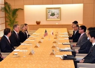 河野外務大臣とパーデュー米国連邦議会上院議員との昼食会3