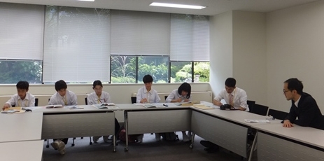 (写真1)長泉町立長泉中学校の皆さん(会議室)