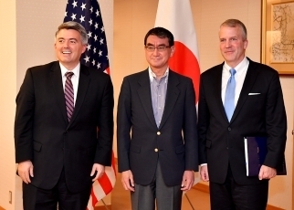 河野外務大臣と米国連邦議会上院議員一行との昼食会2