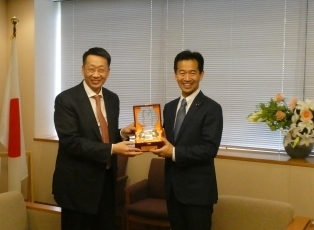 岡本外務大臣政務官とエンフアムガラン・モンゴル国家大会議副議長との会談1