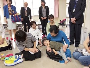 センターにて子どもと触れあうヒエン夫人