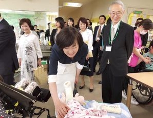 入所者に語りかける安倍総理夫人