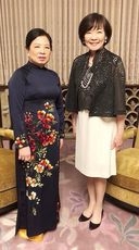 記念撮影をする安倍総理夫人とヒエン夫人