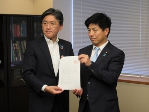 相原康伸日本労働組合総連合会事務局長による中根外務副大臣表敬