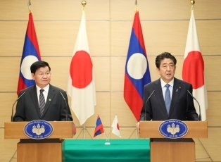 演台に立ち、共同記者発表に臨む、両首脳の様子（接写）