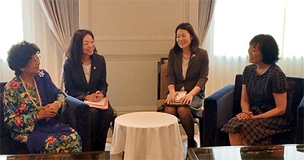 (写真2)安倍総理夫人は,シティ・ハスマ首相夫人の今次訪日を歓迎する旨述べました