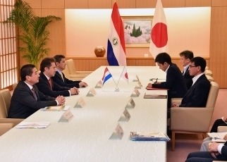 カスティグリオーニ・パラグアイ次期外務大臣による河野外務大臣表敬2