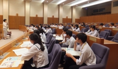 (写真)伊賀市立緑ヶ丘中学校の皆さん(国際会議室)