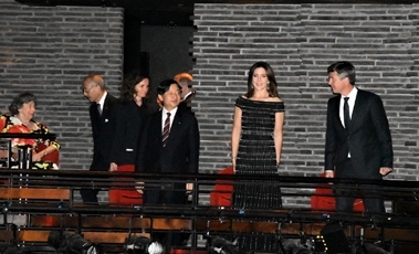 （写真1）ご入場される皇太子殿下，フレデリック皇太子殿下及びメアリー同妃殿下