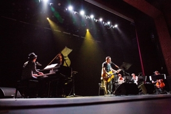 （写真3）アンコールでの共演（撮影：福政良治）