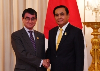 タイ首相との握手