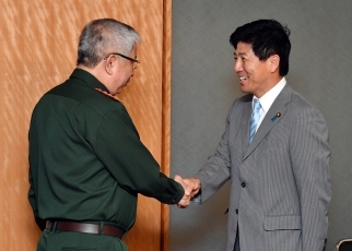 ヴィン・ベトナム国防次官による中根外務副大臣表敬(握手)