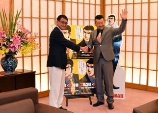 ケンドーコバヤシ氏への「夏休み『たびレジ』登録推進書記官」委嘱状の交付2