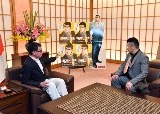 ケンドーコバヤシ氏への「夏休み『たびレジ』登録推進書記官」委嘱状の交付3