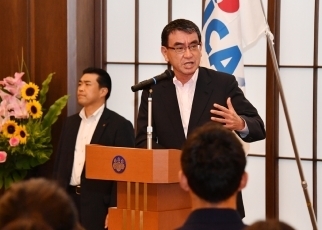 河野外務大臣主催JICAボランティアとの懇談会の開催2