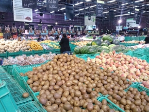 (写真4)カルフールの野菜・果物コーナーには,季節の食材がてんこ盛りです。