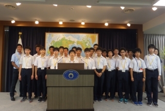 (写真1)駒場東邦中学校の皆さん(記者会見室)