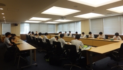 (写真2)駒場東邦中学校の皆さん(国際会議室)