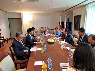 (写真2)同国政府要人との会談