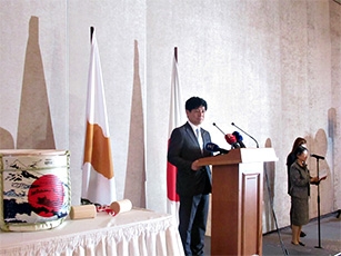 (写真4)中根副大臣は,23日に開催された大使館開館記念レセプションに日本政府を代表して出席しました