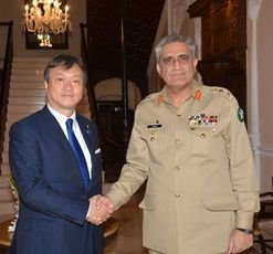 バジュワ陸軍参謀長との意見交換