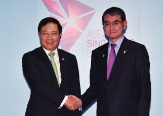 ベトナム外相との握手